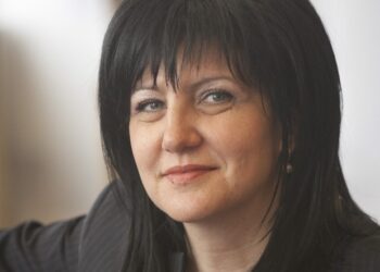 6 600 гледания събра лайв-чат на Караянчева във Фейсбук