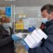 Раздадоха шлемове на пощенски служители и маски на пенсионерите