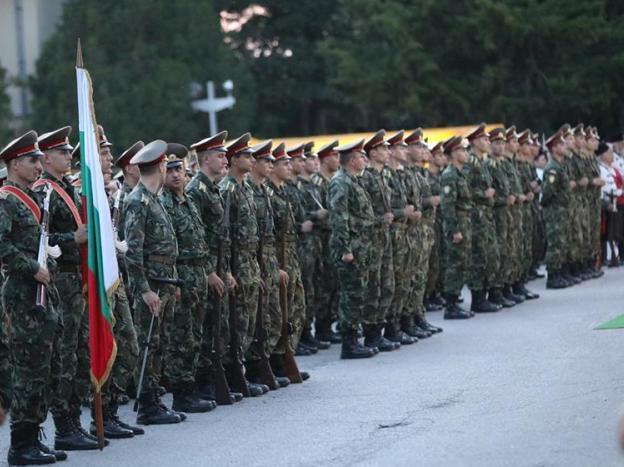 Военни, хоро и заря за Хаджи Димитър и Стефан Караджа в Новград