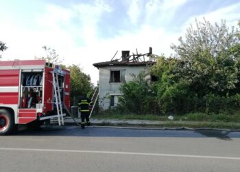 Войници спасиха мъж в горяща къща