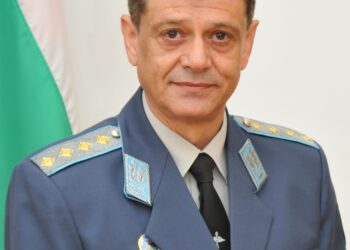 Шефът на отбраната напуска армията