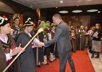 Иван Портних посрещна коледари