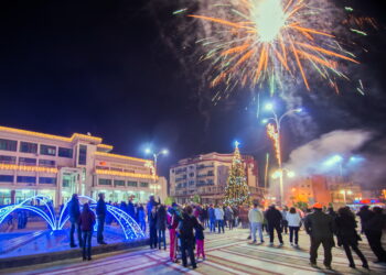 С хоро и заря палят светлините на 10 м елха в Приморско