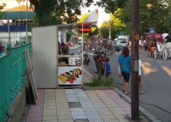Граждани се възмущават от разбити тротоари в Приморско