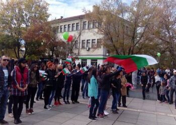 Стотици излязоха на протест в Самоков срещу настаняването на бежанци