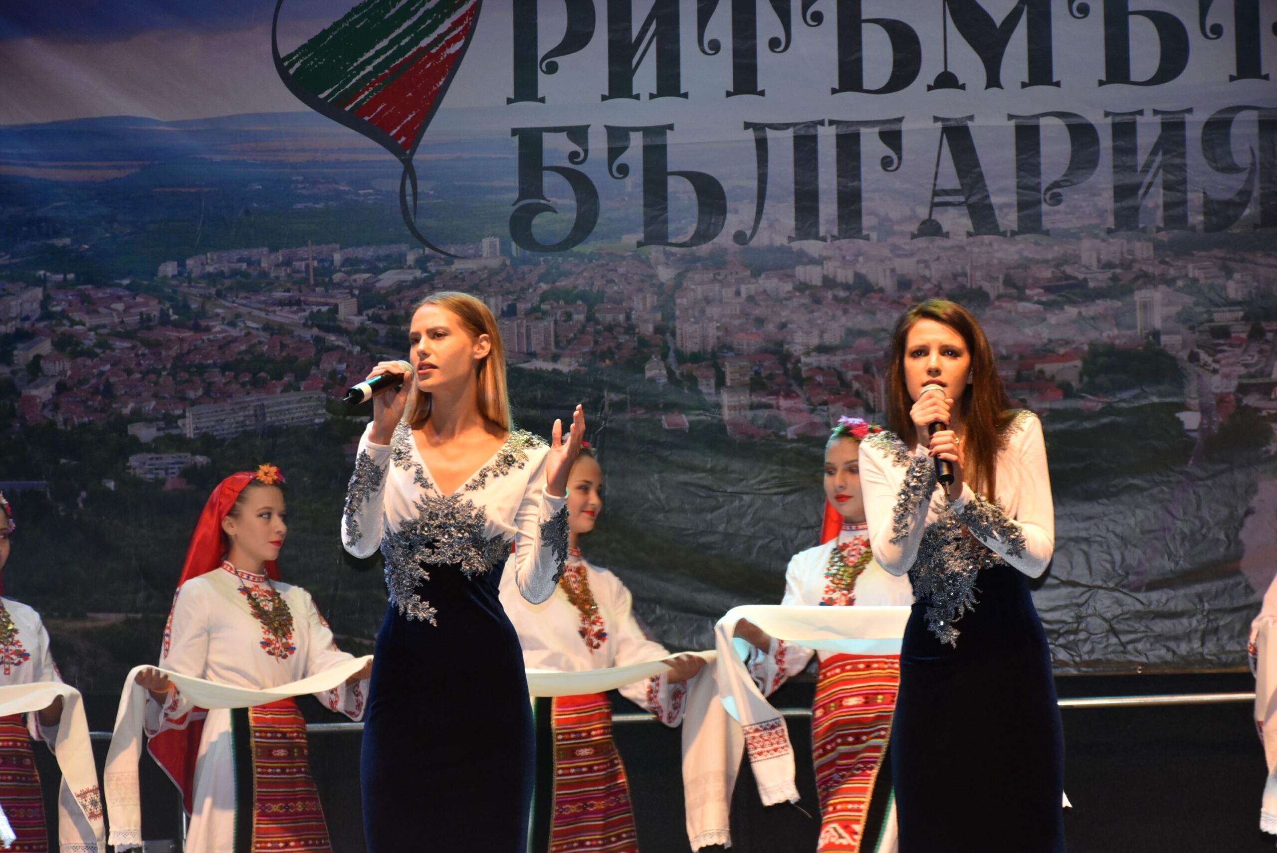 Два дни фолклорни ритми разиграват Ловеч