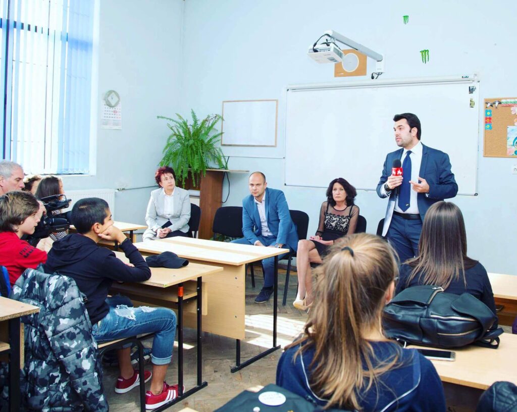 Зам.-министър се срещна с ученици в Перник 3 received 10210305163967103