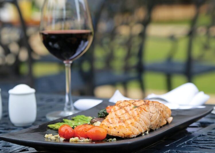 Морска риба и вино изкушават на фестивал в Бургас 1 red wine and fish 800x600