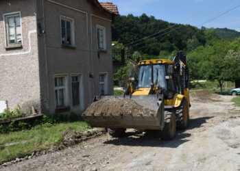 Възстановяват разрушени улици в с. Соколово