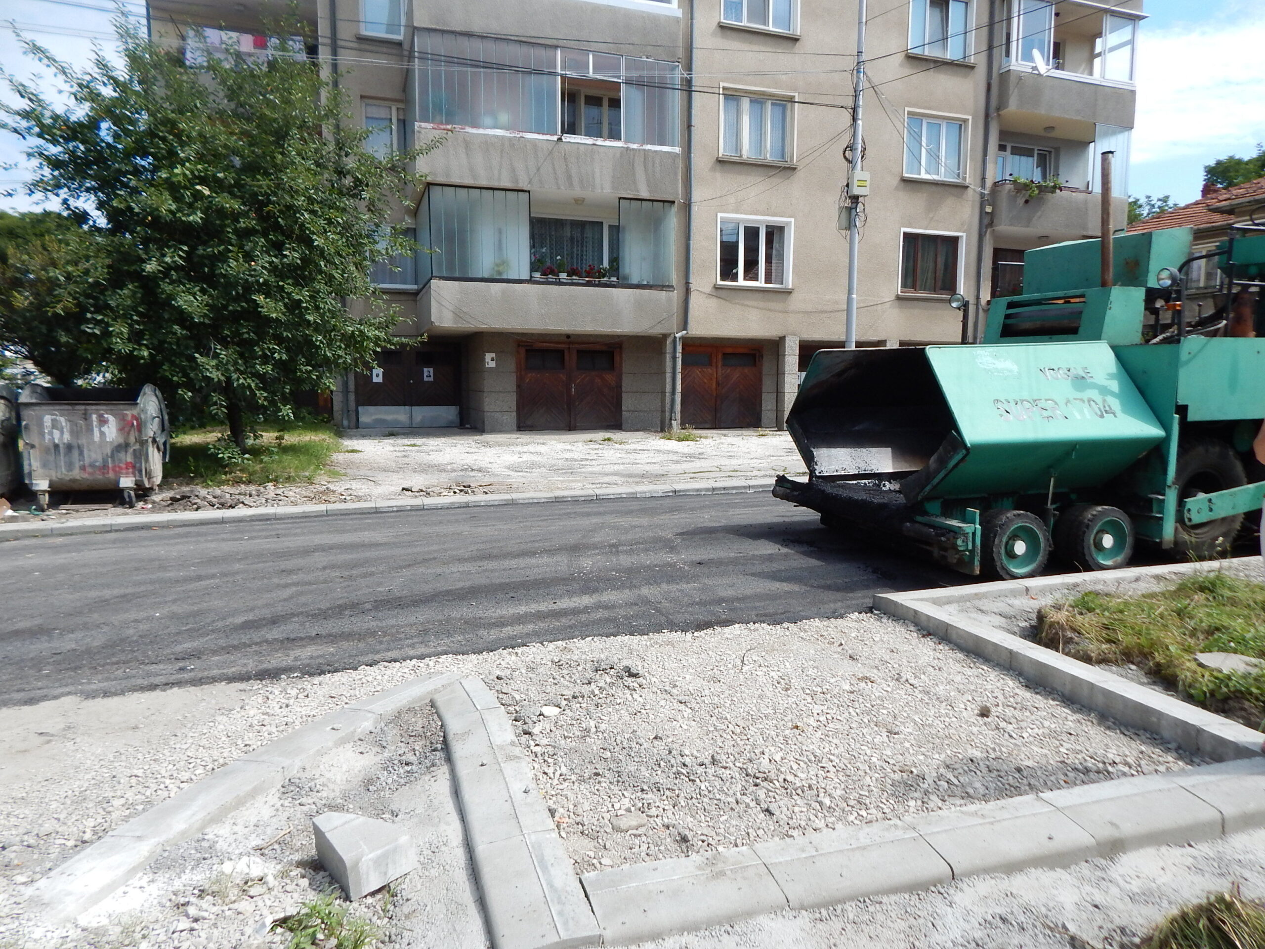 Продължават ремонтите на тротоари и улици в Троян
