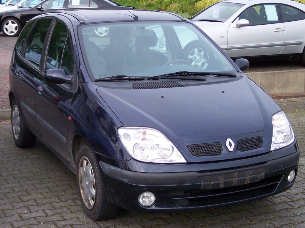 Паркирана кола потъна в морето край пристанище Варна 2 renault scenic fathers will be men2