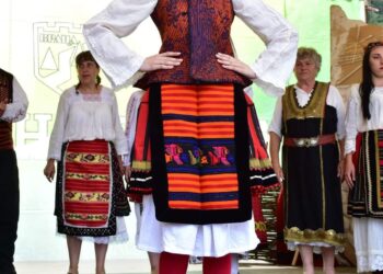Ревю с носии събра шевици от цяла България