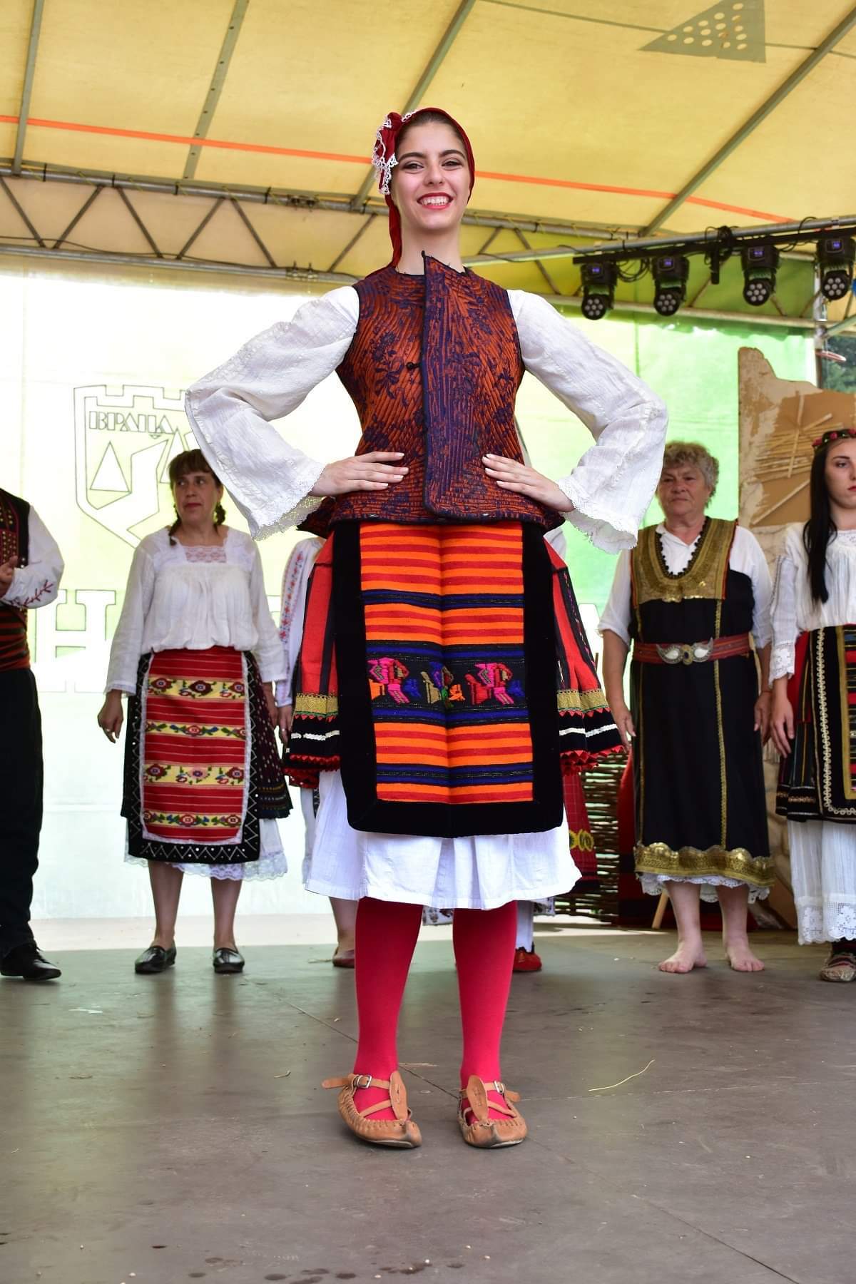 Ревю с носии събра шевици от цяла България