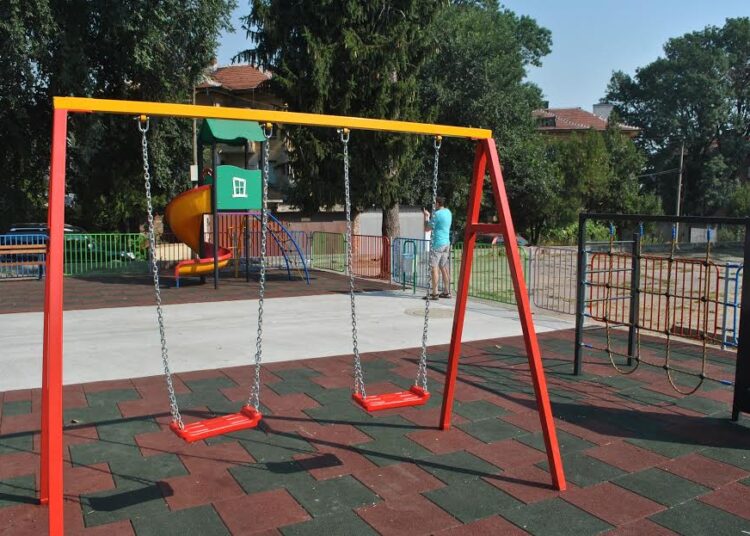 Нова площадка за игра радва децата в Русе 1 rusev kmet2