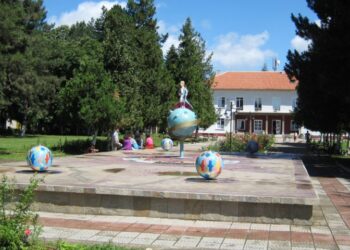 Правят класна стая под небето в българско село