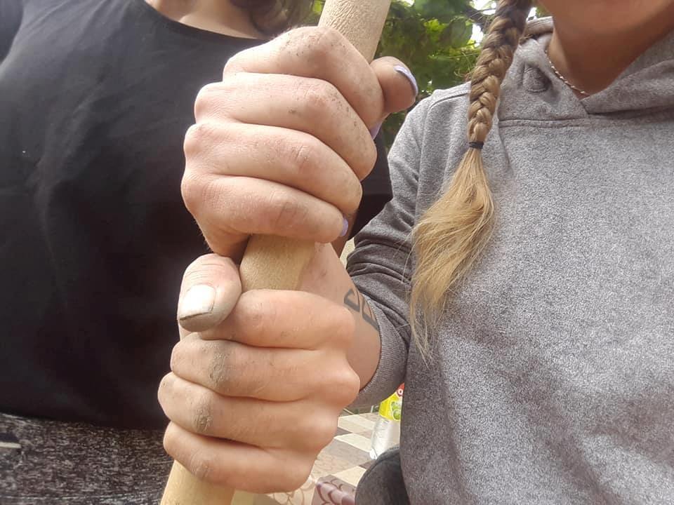 Градски младежи хванаха мотиките на село