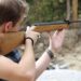 Ученик стреля с пушка по строители