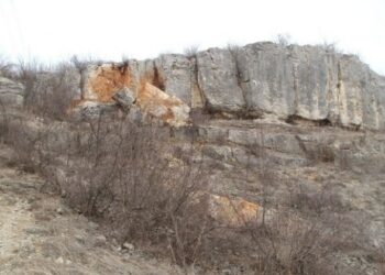Обрушват опасни скали в Ловеч