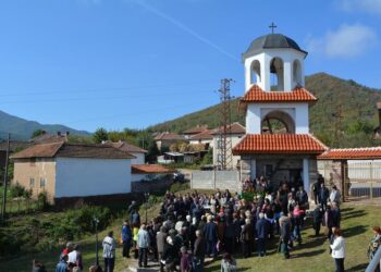 Смоляновци издигна съборена преди половин век камбанария