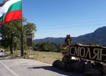 Дървена пластика “Смолян” посреща гостите на Родопите