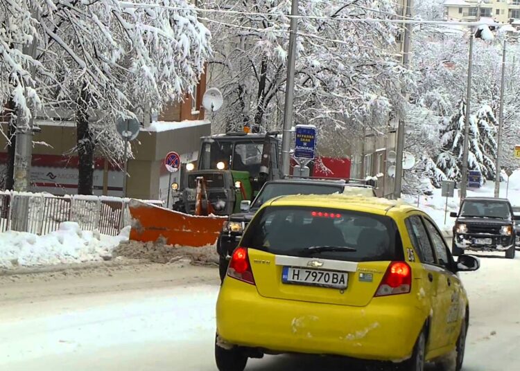 Увеличават улиците, които ще се чистят през зимата в Шумен 1 sneg 4