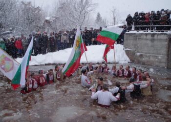 Юнаци стягат ледено хоро с каба гайди