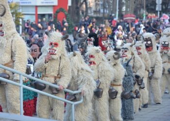 Гърци се дивиха на кукерското шоу в Петрич