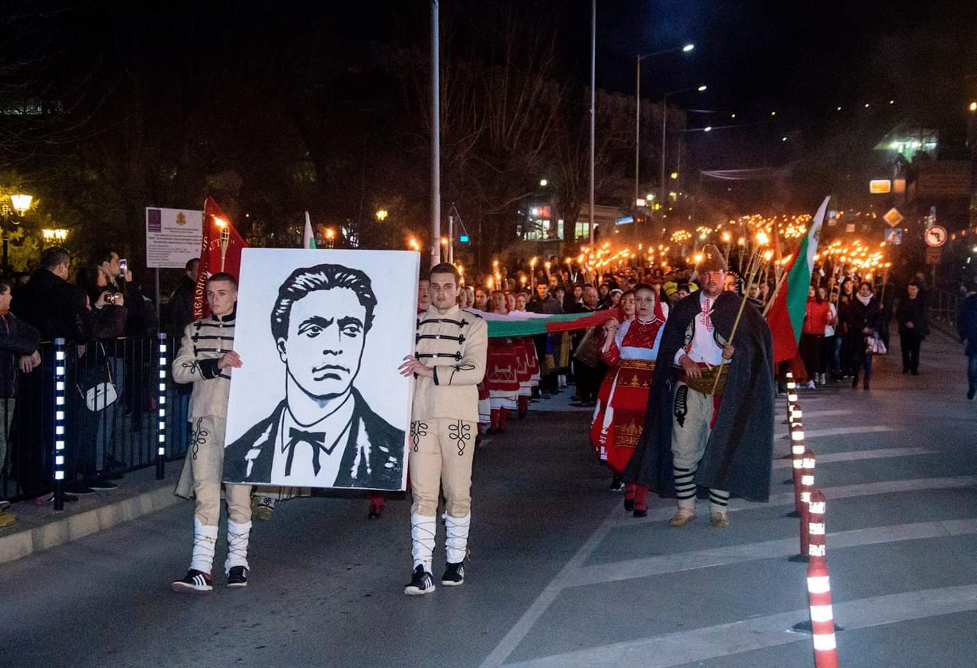 Петрич почита Левски с факелно шествие