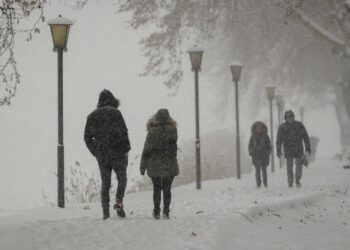 Обработват цяла нощ пътищата срещу заледяване
