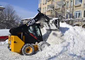 Под Царевец транспортират снега извън града