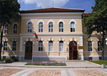 Елитно училище стана ябълка на раздора във Враца