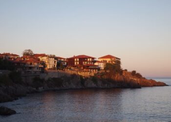 Глобяват концесионера на плажа в Созопол за събран незаконно пясък