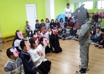 Второкласници забавляваха с приказка старозагорски деца