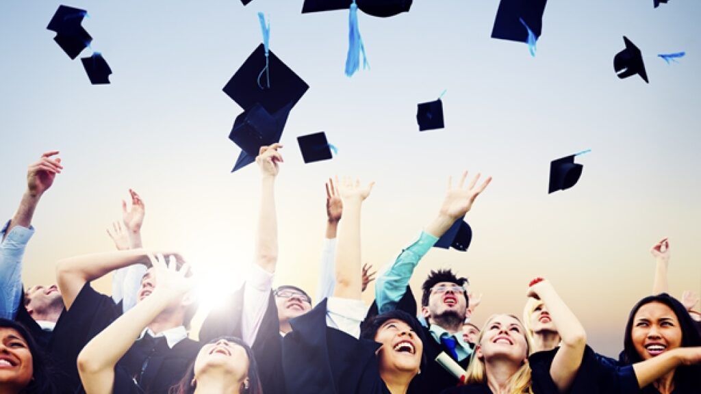 Връчват дипломи на IT студенти 1 studenti1 1