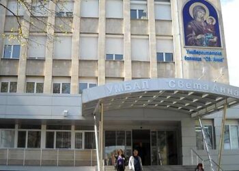 Лекари спасиха работник, прободен от арматурно желязо