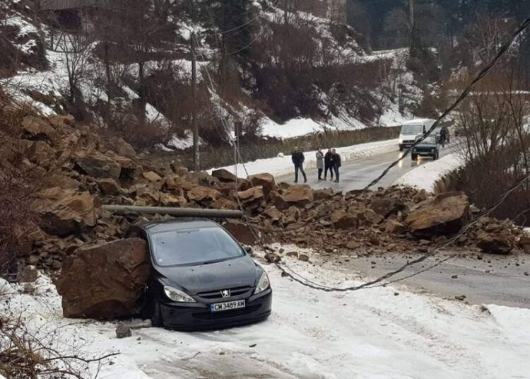 Свлачище затвори пътя за Гърция в Кресненското дефиле 1 svlachishte zatrupa kola krai smolian 691