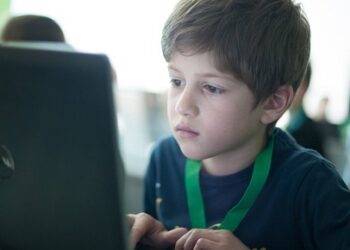 Деца програмират с роботи в библиотеката