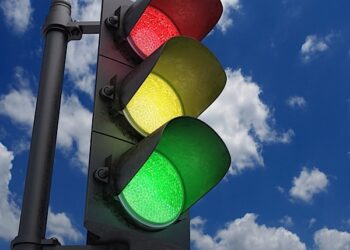 Заработва първият уличен светофар в света