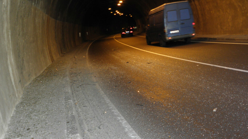 Лампи във “Витиня” паднаха върху автобус 2 tunel 1