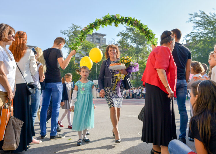 Търсят учители във Врачанско 1 uchenitsi uchitel uchilishte 2