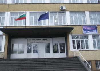 Пробна евакуация изкара ученици на двора
