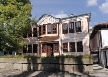 След евроремонт възрожденски комплекс тъне в мухъл