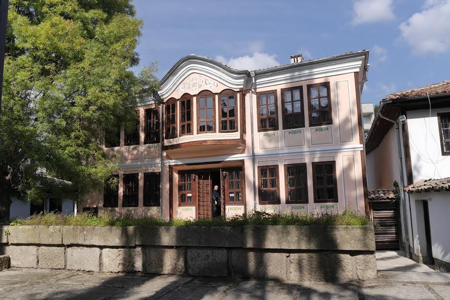 След евроремонт възрожденски комплекс тъне в мухъл