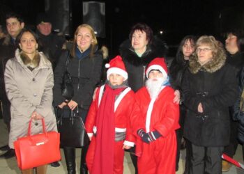 Коледната елха грейна ярко в центъра на Перник
