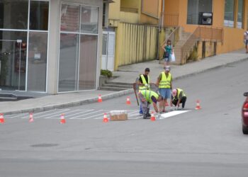 Освежават пешеходните пътеки пред училищата във Велико Търново