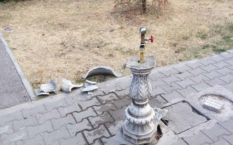 Вандали потрошиха общинска чешма 1 vandali