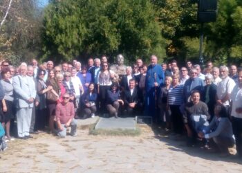 Епископ Йоан с паметен знак за принос към делото на Ванга