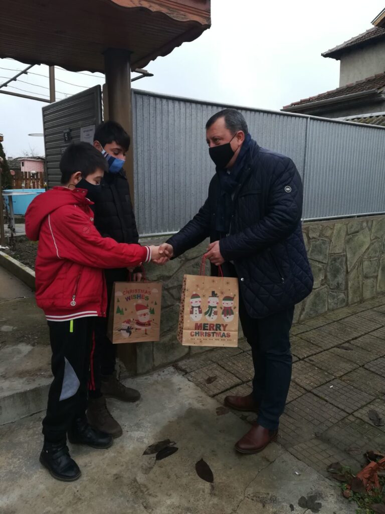 Кметът на Павликени раздаде подаръци на деца в нужда 1 viber image 2020 12 23 14 25 566