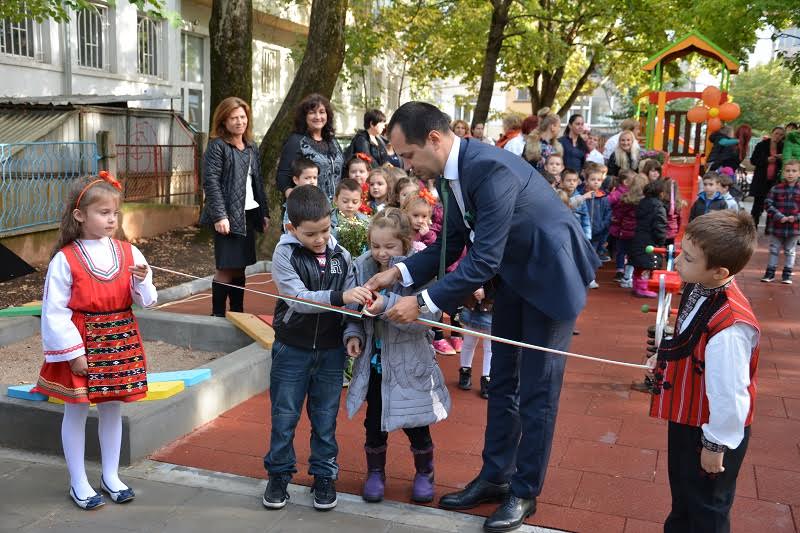 Кмет и малчугани режат лентички на нови площадки