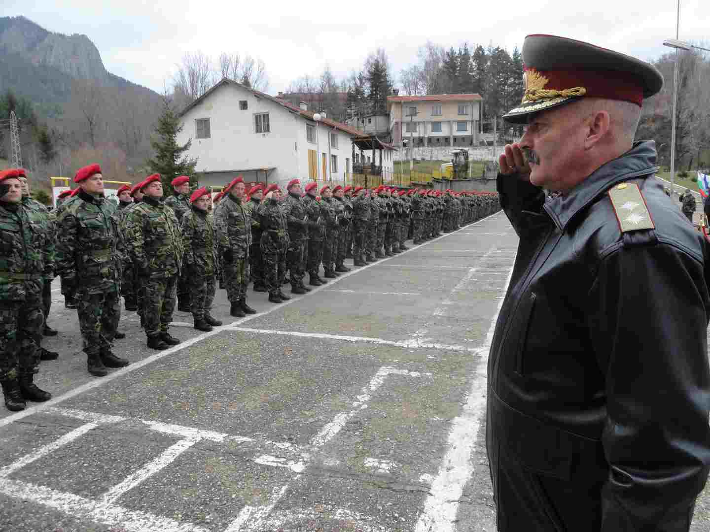 За 2 дни военни събраха над 900 лева за болно дете